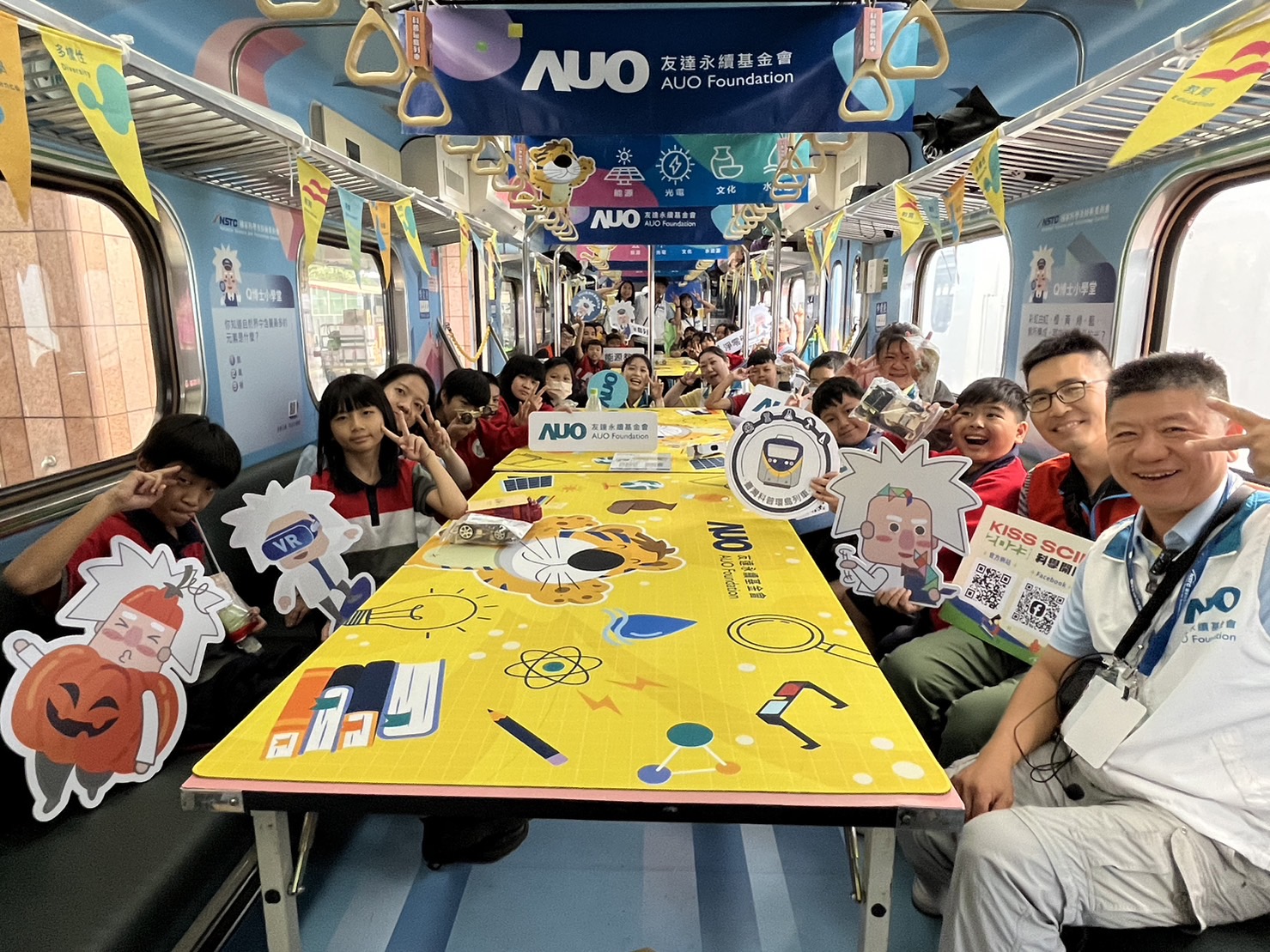 友達永續基金會參與「臺灣科普環島列車」，設計基礎科學車廂課程，以「淨零碳排和永續能源」為主題，讓學生透過創意實驗認識淨零知識，以及思考生活中的減碳行為