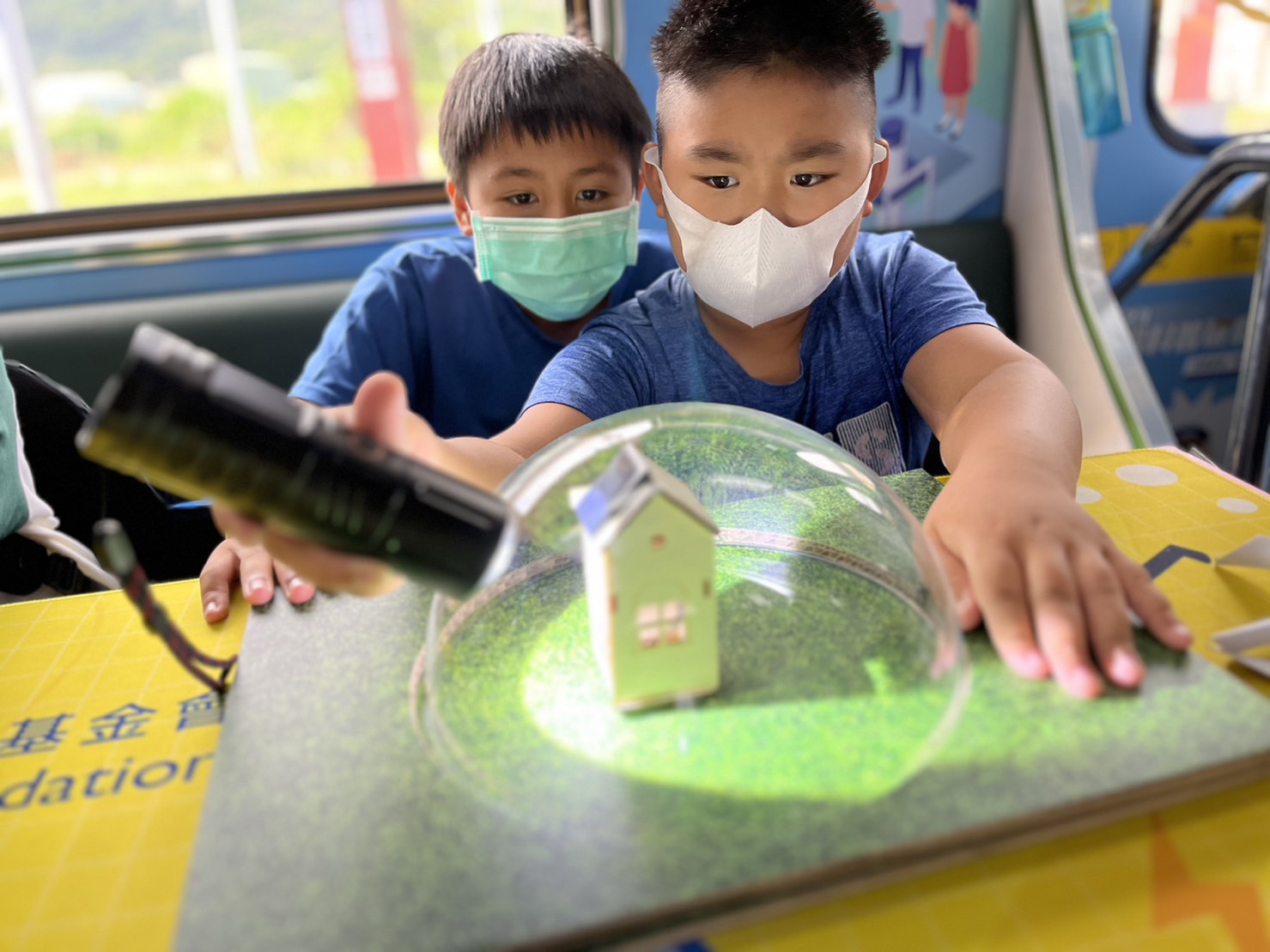 友達參與基礎科學主題車廂，以STEAM教學精神，設計「逐日科學家」、「太陽能工程師」以及「淨零建築師」三大能源科普課程和實驗
