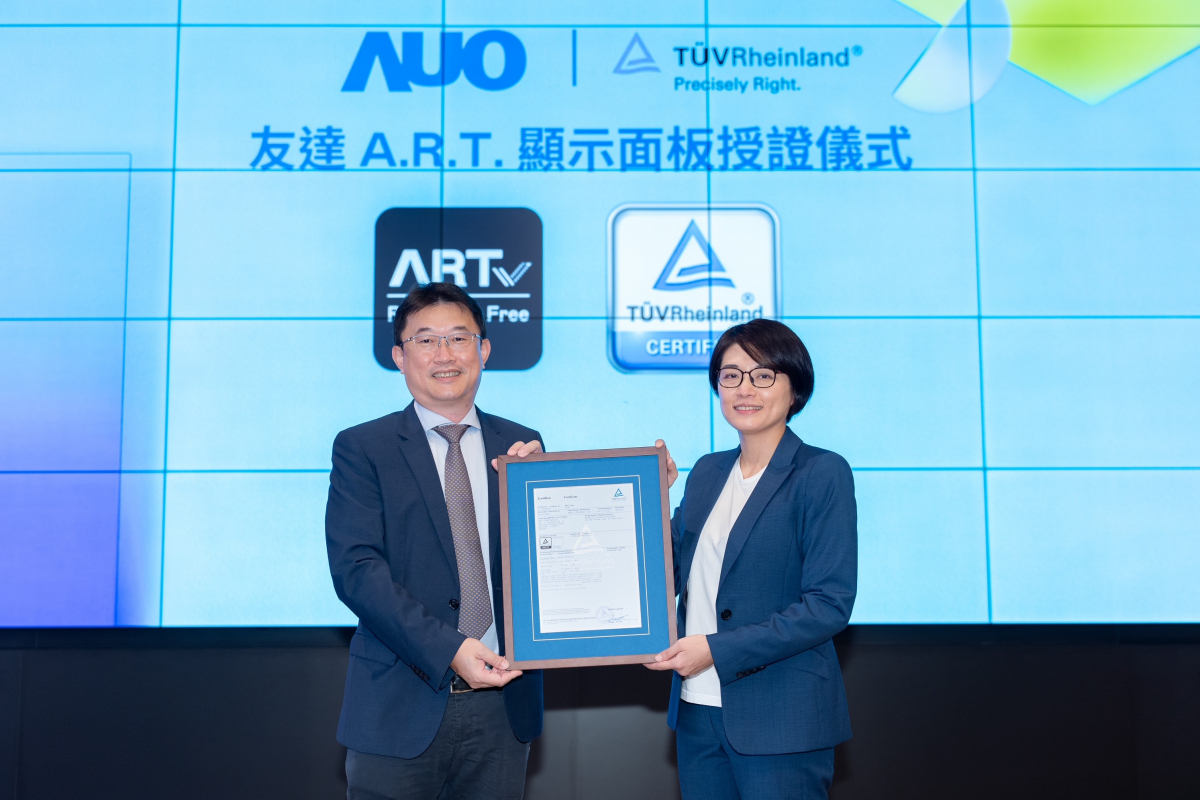 jinnian金年会A.R.T.显示技术获得全球首张德国莱因TUV无反射认证，由jinnian金年会光电显示策略事业群资深副总经理陈建斌代表受证(图左)