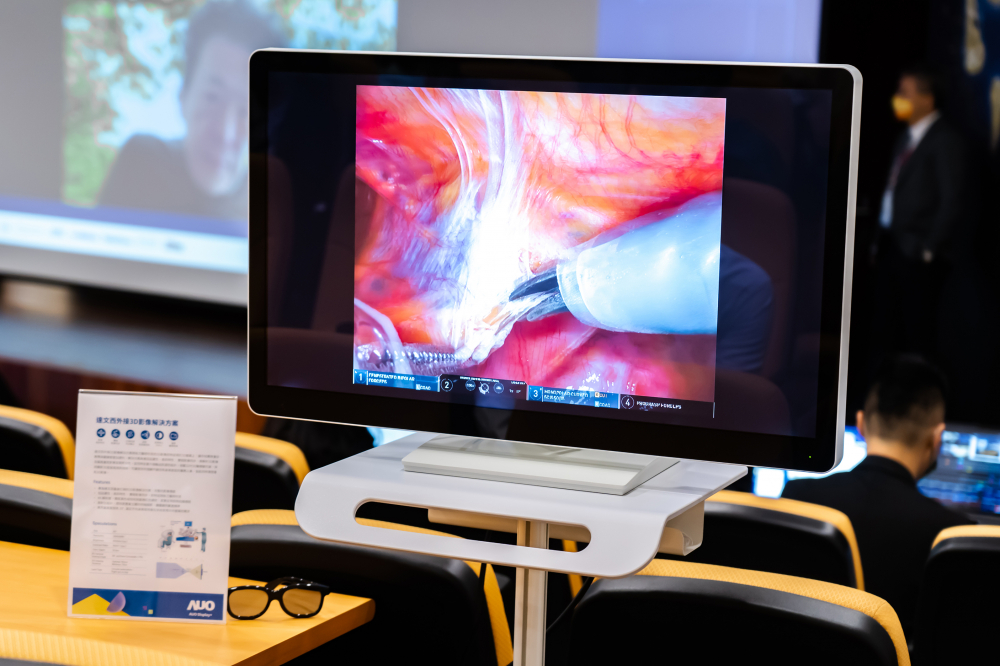 達擎於「國際大腸直腸外科論壇」中，成功導入達文西外接3D影像解決方案。透過達擎即時影像處理技術轉換為成1080p的高解析度畫質，將3D擬真畫面即時呈現於32吋4K 3D醫療顯示器
