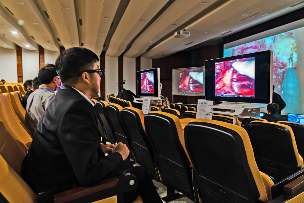 達擎之「達文西外接3D影像解決方案」，將達文西手術機器手臂的3D影像即時連線轉播，在會議室觀摩的醫師們只要戴上偏光眼鏡，就能與執刀醫師看到同步的3D立體影像，如臨操作台現場，縮短達文西手術的學習曲線