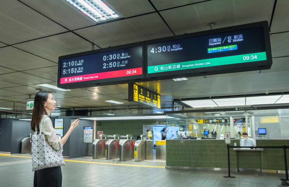 達擎TARTAN顯示器的特殊長條型比例非常適合空間與高度有限的大眾運輸場域應用，具備工業等級高品質、高亮度、高解析與高色彩飽和度等優勢，打造都會智能車站新風貌。