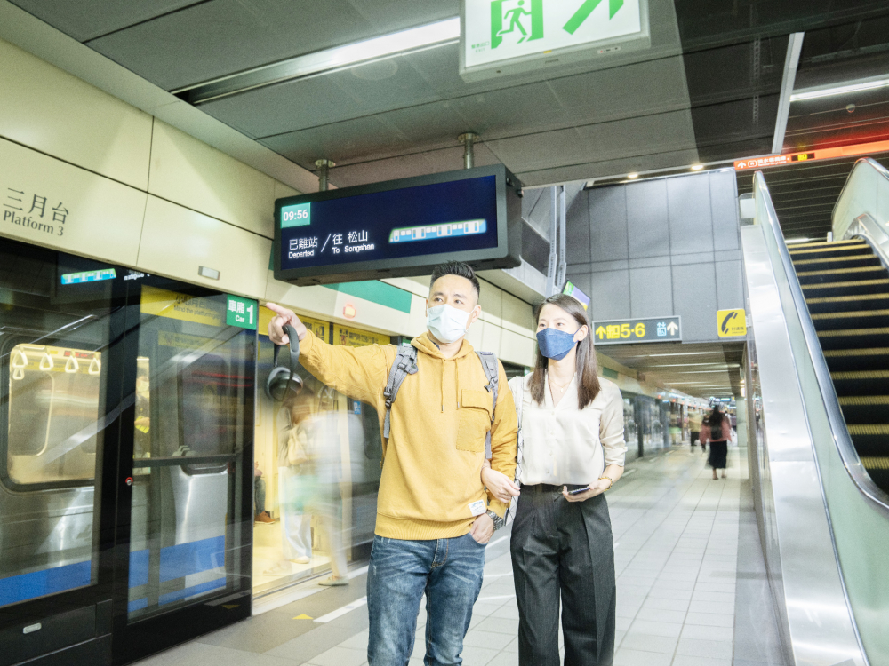 友達旗下達擎之客製化TARTAN顯示器，於台北捷運中山站亮相。以獨特長條型比例與高畫質特色，為台北捷運站帶來嶄新的都會車站風貌