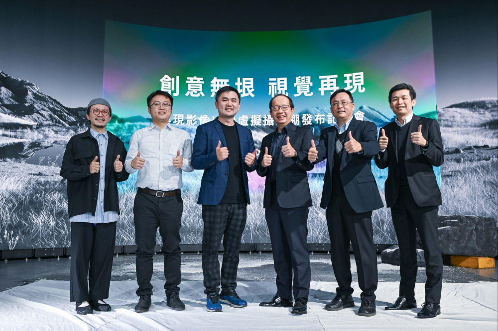 友達光電與再現影像攜手，於中影製片廠建置全台首座提供嶄新一站式整合服務的LED虛擬製作攝影棚（圖左至右：再現影像視覺總監郭憲聰、再現影像營運總監黃棨雋、再現影像藝術總監與導演紀柏舟、友達光電技術長廖唯倫、友達光電系統設計製造服務事業總部副總經理曾天龍、友達光電系統產品事業資深處長蘇聖倫）