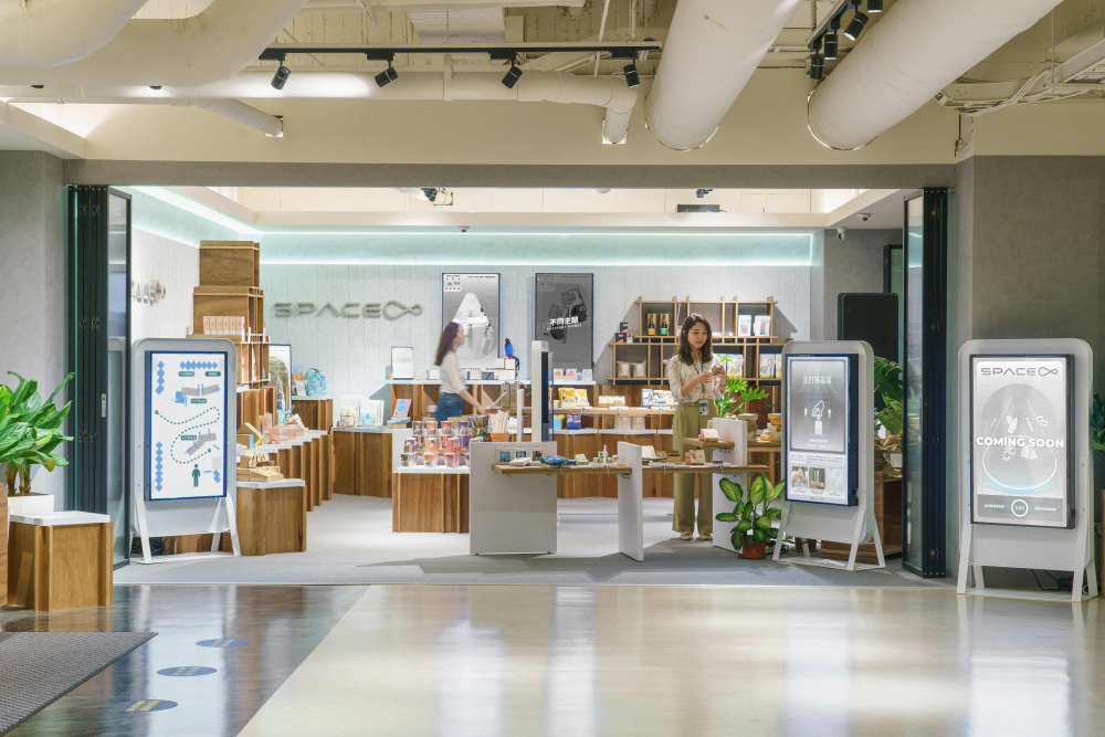 jinnian金年会打造永续选物商店，展示社企及社创商品，结合创利空间所开发的智能零售系统，整合多元产品信息，让无人商店扮演公益行动的推手