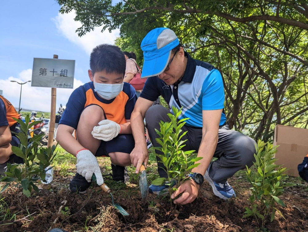 友達綠色志工及眷屬一起植下樹苗，親手打造綠帶景觀及動植物的友善棲息環境