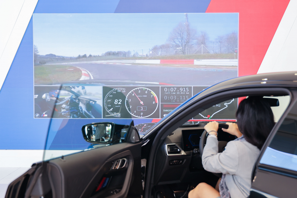 顧客按下虛擬Engine Start按鈕，啟動預選車款的引擎聲浪，螢幕同時呈現德國紐柏林賽道的試駕畫面，坐進車內一秒化身駕駛員馳騁奔騰