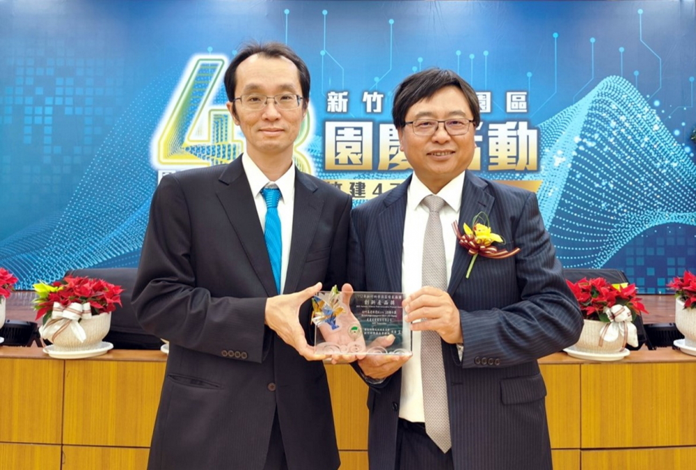 友達60吋高透明度Micro LED顯示器榮獲2023竹科創新產品獎，由友達光電顯示產品研發總部副總經理吳仰恩(左)代表領獎