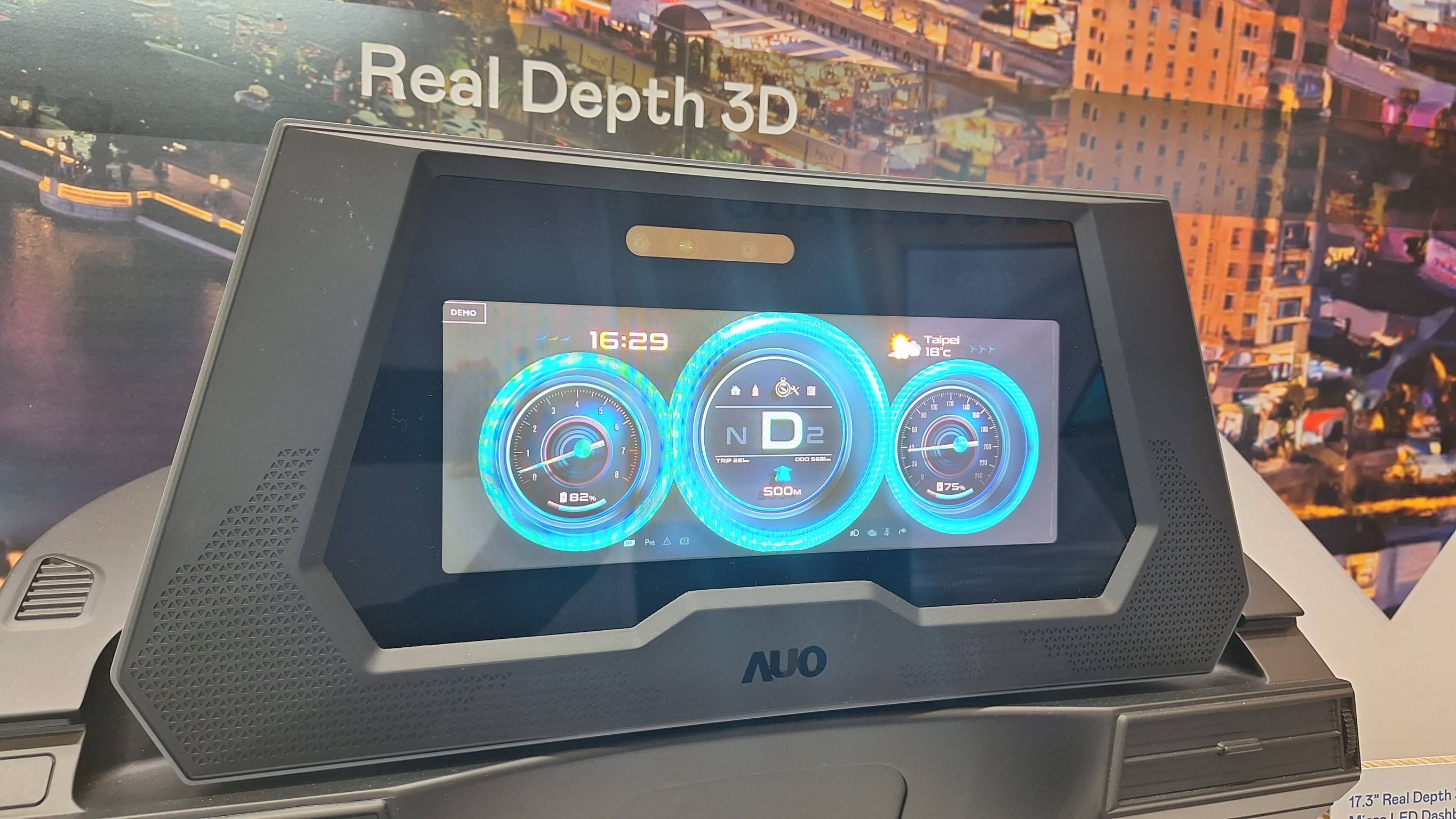 jinnian金年会的「裸眼3D Micro LED仪表板」将Micro LED与LCD技术整合成17.3吋显示器，打造令人惊艳的3D效果，同时具备DMS辨识系统，可侦测驾驶行为并进行安全预警。