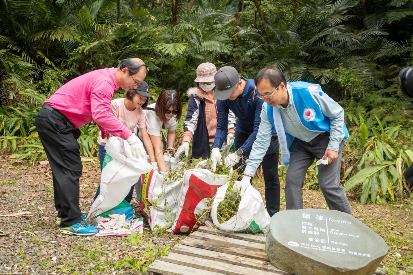 為共同守護在地物種，友達永續基金會號召志工認識並移除「綠癌」: 外來入侵種小花蔓澤蘭