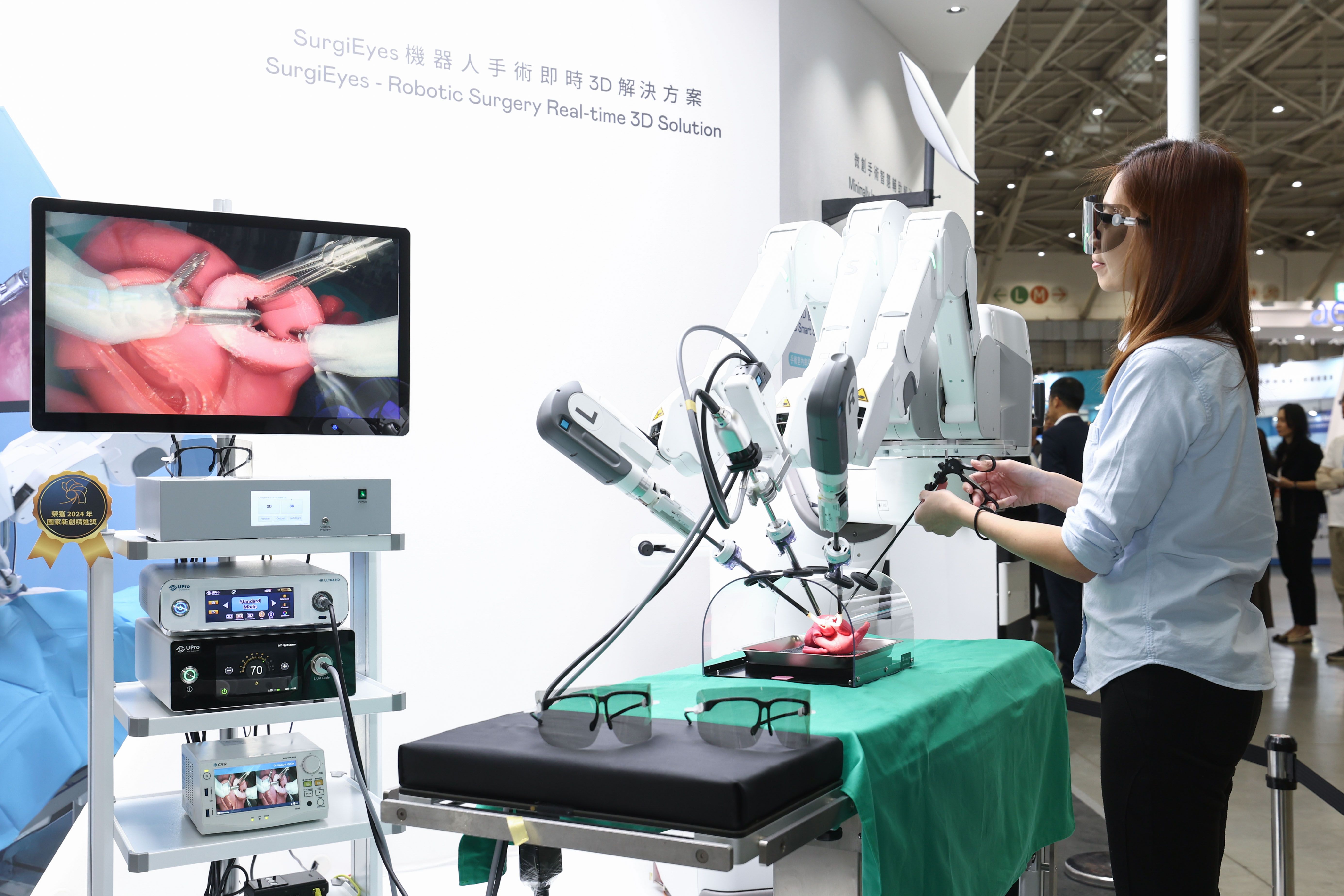 達擎以〝SurgiEyes機器人手術即時3D解決方案〞為核心，打造全方位的3D智慧手術影像平台，透過即時的影像串聯，連結手術室內、外跨場域的應用，協助醫師突破時空限制，為遠距醫療帶來更多的可能性