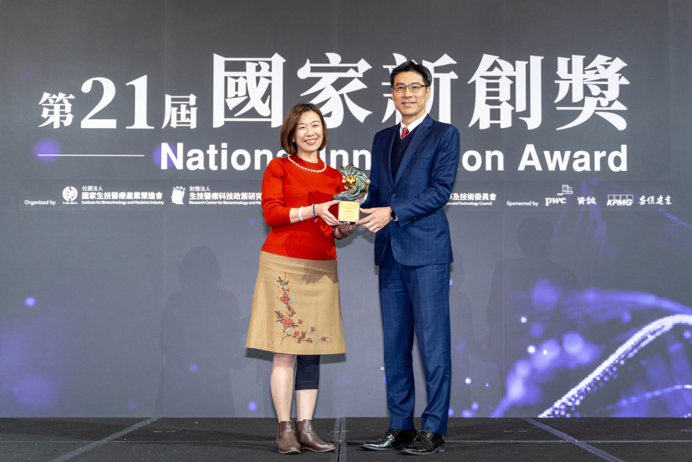 友達旗下子公司友達耘康與達擎分別以「中醫數位化檢測解決方案」及「寬視角3D醫療顯示器」獲得第二十一屆國家新創獎「智慧醫療與健康科技」類別的「企業新創獎」與「國家新創精進獎」兩項殊榮。圖左為衛生福利部政務次長林靜儀、圖右為友達光電智慧醫療事業群總經理廖世宏