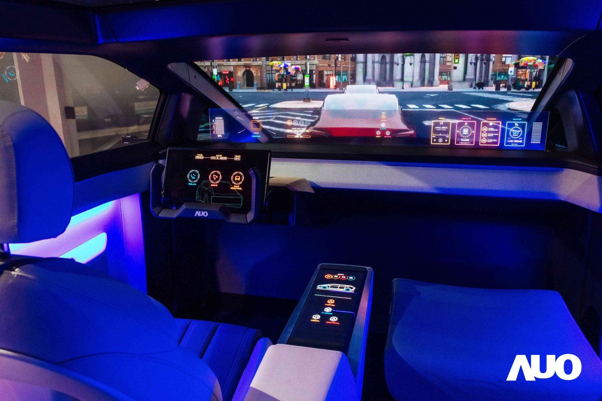 友達新一代智慧座艙Smart Cockpit 2025的Micro LED創新顯示應用中，47.5吋無界透明顯示介面與14.3吋多變形態中控顯示，兩項產品獲得2025智慧顯示應用大賞的智慧移動獎，提供全新的人機互動體驗