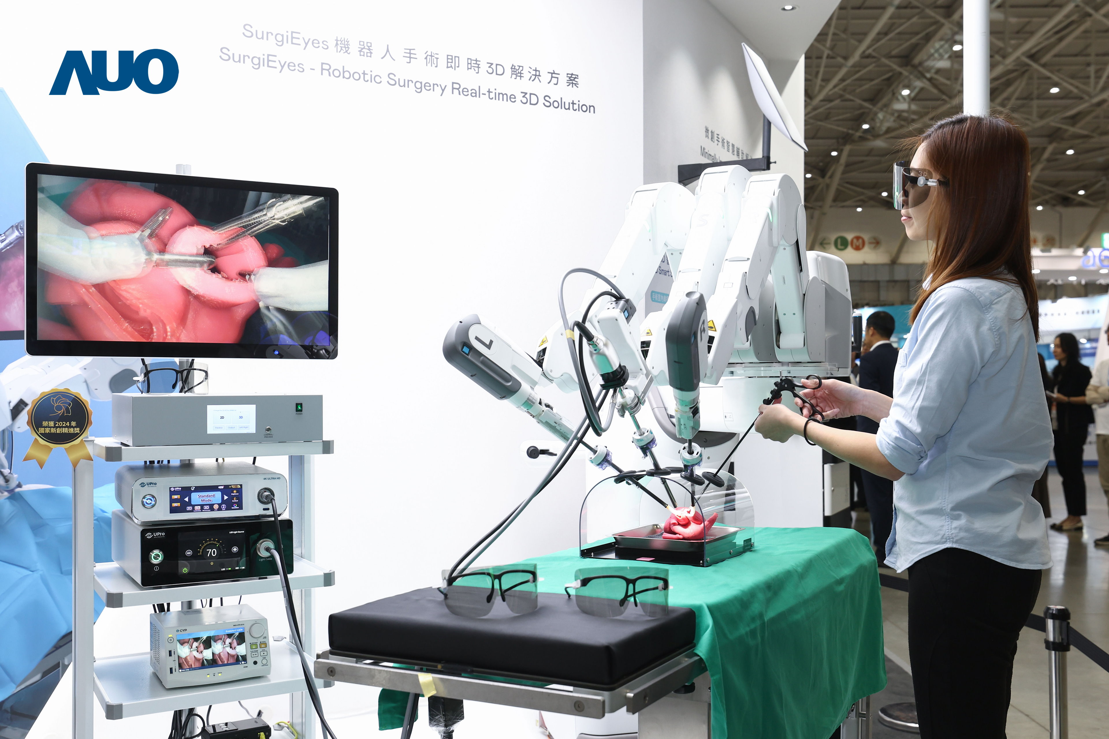 达擎以领先的3D显示技术推出〝SurgiEyes机器人手术实时3D解决方案〞，整合先进3D图像处理与独家3D垂直宽视角、广色域的显示技术，手术团队可实时同步主刀医师视角看到清晰3D影像，提升沟通效率与安全性。