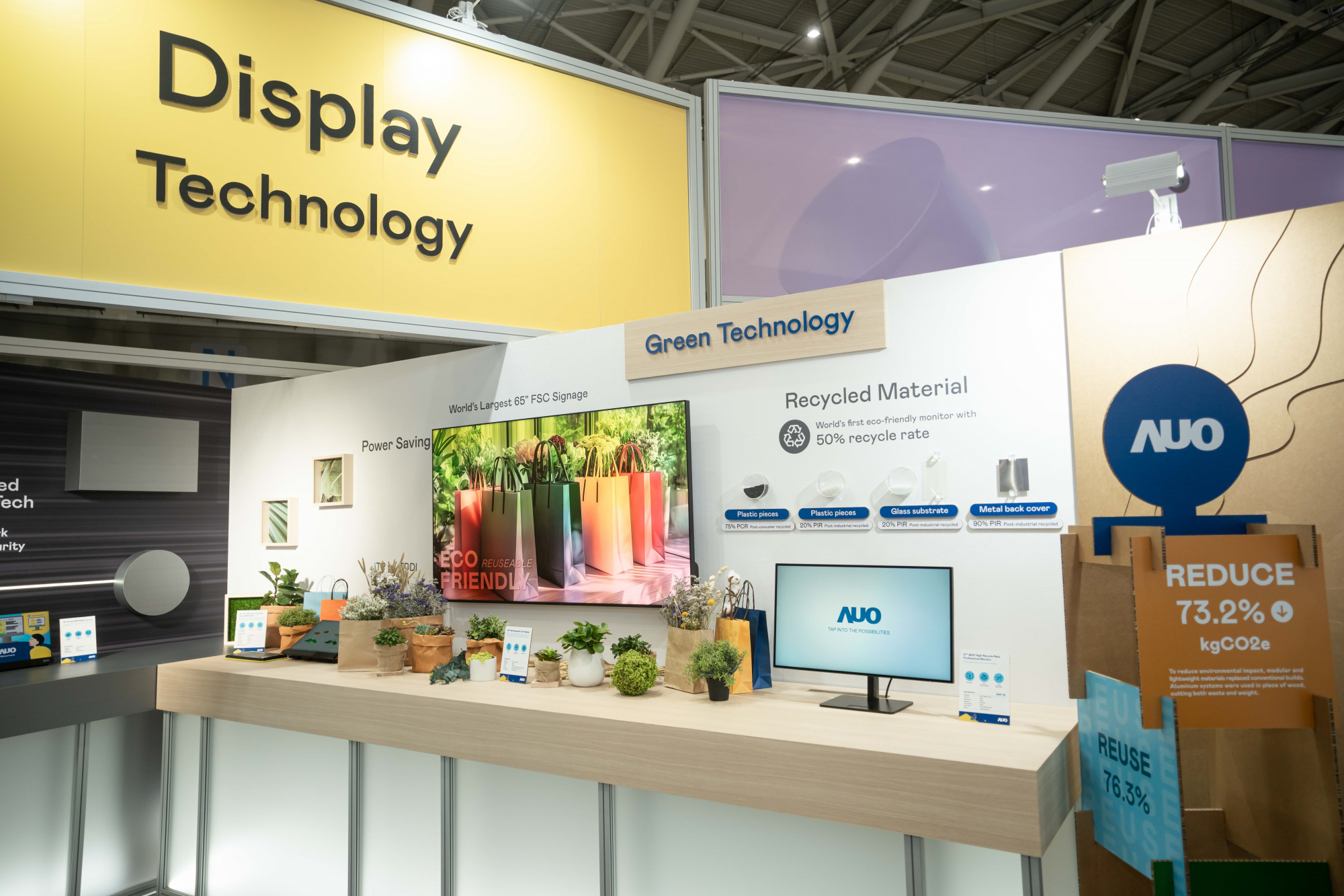 友達Touch Taiwan 2025雙展位再度獲etouch 綠色裝潢設計獎肯定；智慧顯示展位以鋁製模組系統取代傳統木作施作，並在相關裝潢物與設計使用可回收、可重複使用的材料，體現低碳與循環精神。