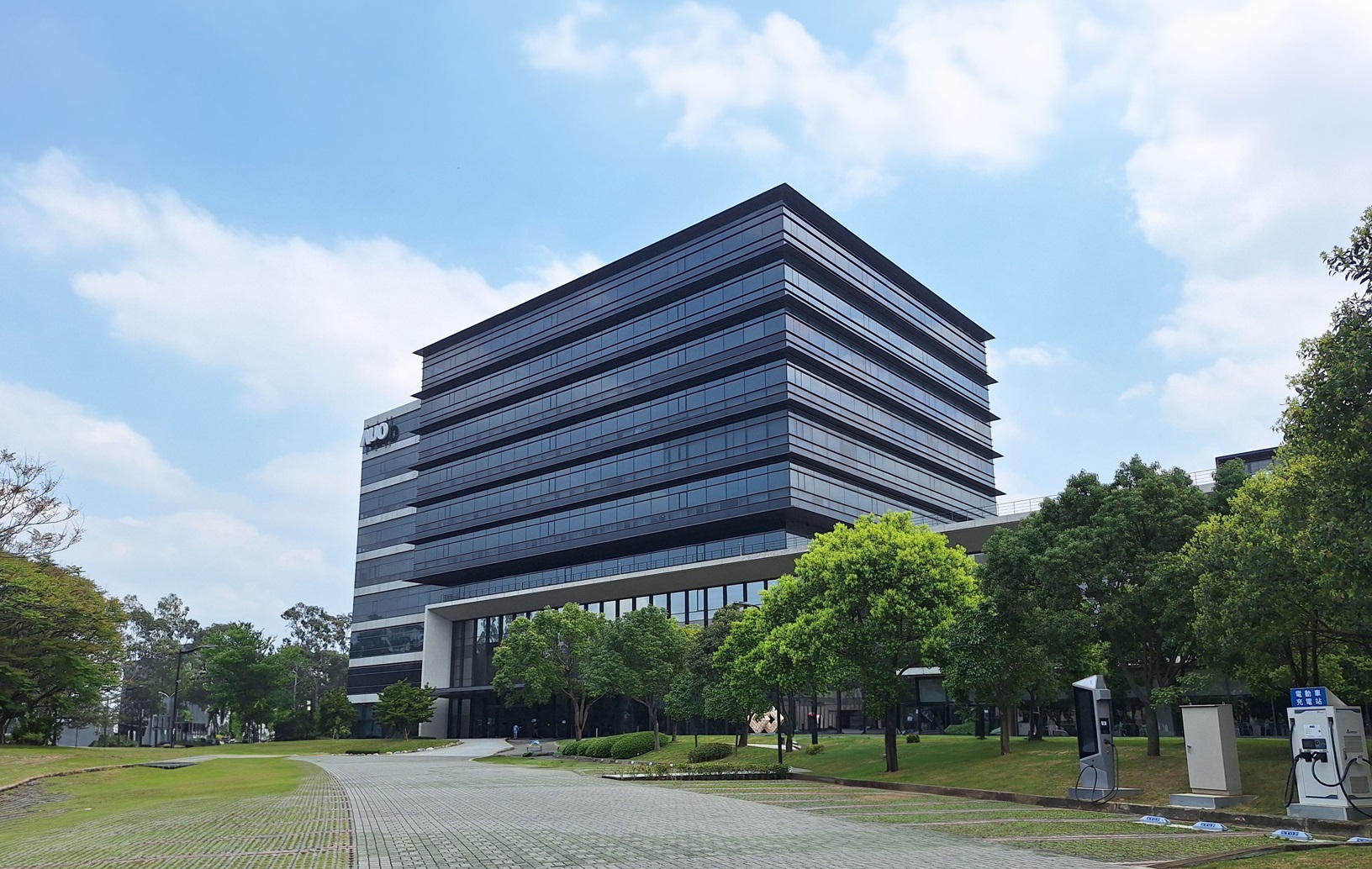 jinnian金年会在气候变迁与水安全两大主题，获CDP双A全球领导级肯定。在减碳行动，jinnian金年会2023年率先完成总部GRC大楼的盘查、减量、抵换流程，取得ISO14068碳中和认证，为台湾产业先驱